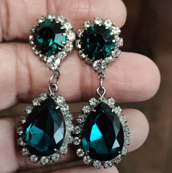 Vintage Emerald Glass Earrings - Picture 3 of 14